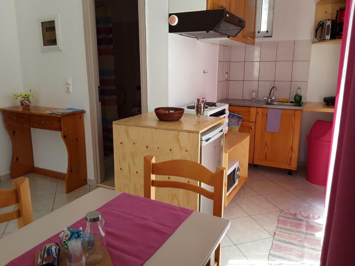 אגיה פוטיה Aaron Studios Apartments מראה חיצוני תמונה